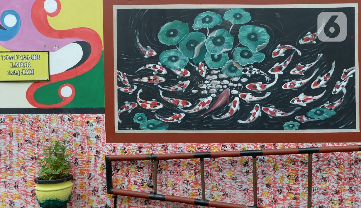 Mural menghiasi tembok rumah warga RT 02/RW 07 Kampung Warna-warni, Kelurahan Pengadegan, Jakarta Selatan, Selasa (10/12/2019). Mural tersebut sebagai bentuk kesadaran warga untuk menciptakan kampung yang enak dipandang, bersih, aman, dan nyaman. (merdeka.com/Imam Buhori)