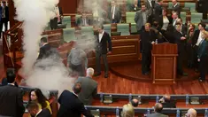 Kepulan asap yang berasal dari bom asap yang dilemparkan oleh salah satu anggota parlemen di Kosovo, Kamis (15/10/2015). Hal ini dilakukan lantaran kecewa dengan sikap Pemerintah Kosovo yang akan memberikan wilayah kepada Serbia. (REUTERS/Hazir Reka)