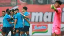 Sayangnya, hanya tiga menit berselang, gawang Persija Jakarta kembali kebobolan. Sabah FC mampu merespons Persija dengan sangat baik. (Bola.com/Ikhwan Yanuar)
