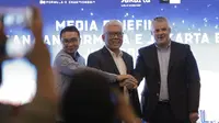 Dwi Wahyu Daryoto selaku Direktur Utama PT Jakarta Propertindo atau Jakpro (tengah) pada acara media briefing Formula E di Jakarta, Jumat (14/2/2020). (Diatama Ibduansa/Bola.com)