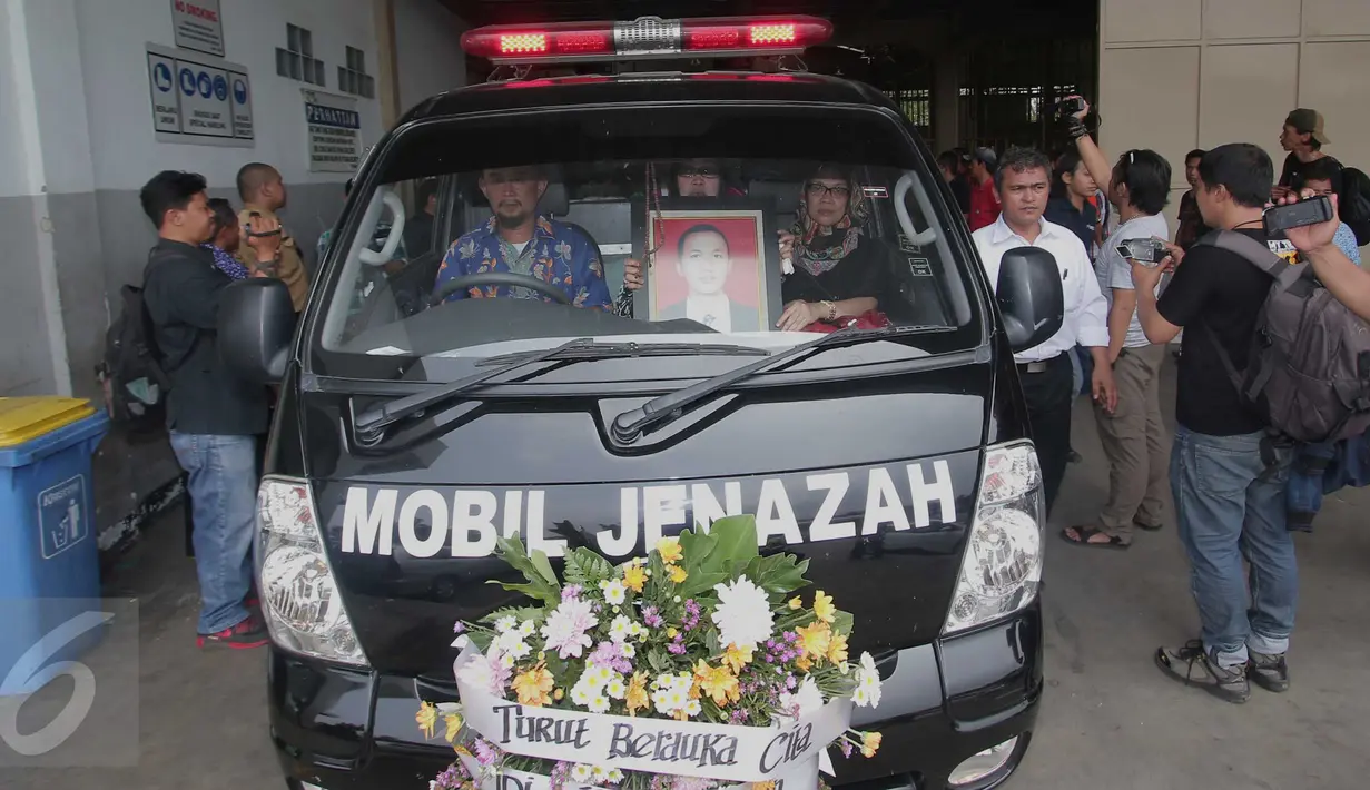 Mobil ambulans yang berisi peti jenazah Dionisius Giri Samudra atau yang akrab disapa dokter Andra berangkat menuju rumah duka di Pamulang, Tangsel, untuk disemayamkan dari Bandara Soekarno Hatta, Tangerang, Jumat (13/11). (Liputan6.com/Angga Yuniar)