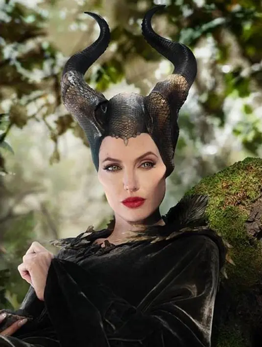 “Jadwal kerja yang padat dan mengurus buah hati, juga masalah perceraian yang tak kunjung usai. Itu lah alasan Angelina Jolie tidak bisa tertidur dengan nyenyak,” tambah sumber. (Instagram/angelinajolieofficial)