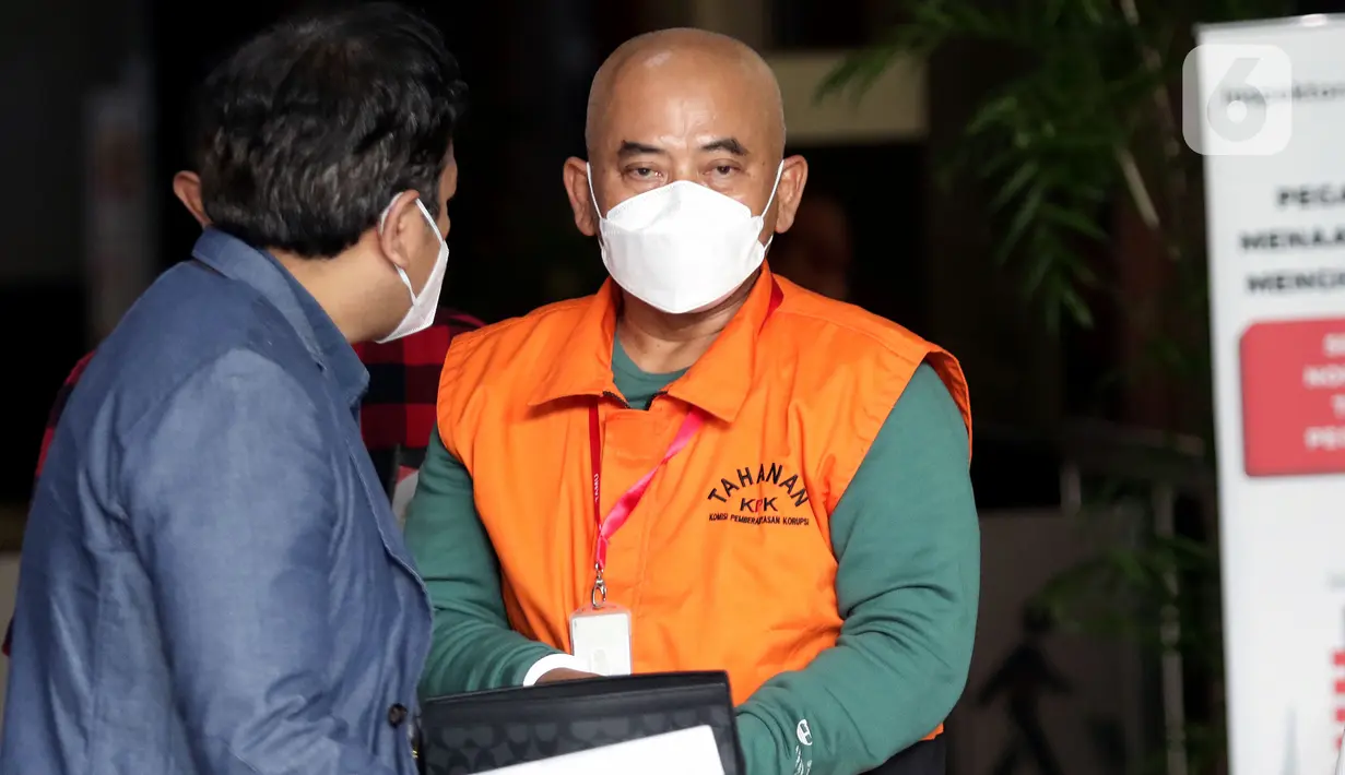 Wali Kota nonaktif Bekasi Rahmat Effendi usai menjalani pemeriksaan di Gedung KPK, Jakarta, Selasa (25/1/2022). Rahmat Effendi diperiksa perdana setelah ditahan sebagai tersangka dugaan penerimaan suap pengadaan barang, jasa serta lelang jabatan di Pemkot Bekasi. (Liputan6.com/Helmi Fithriansyah)