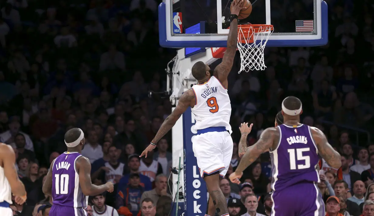 Pemain Knicks, Kyle O'Quinn  #9 melakukan dunks saat melawan Sacramento Kings pada laga NBA di Madison Square Garden, (5/12/2016). Knicks menang 106-98. (AP/Seth Wenig)