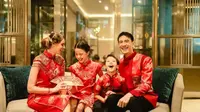 Potret Daniel Mananta dan Viola Photoshoot di Momen Imlek (credit: instagram/ferrysunarto_official)