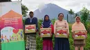 Warga terdampak erupsi Gunung Semeru saat menerima bantuan makanan dari QNET melalui RYTHM Foundation di Kabupaten Lumajang, Jawa Timur (25/12/2021). Bantuan makanan bagi warga di tenda pengungsian juga di salurkan kepada warga yang tidak terjangkau. (Liputan6.com/HO/QNET)