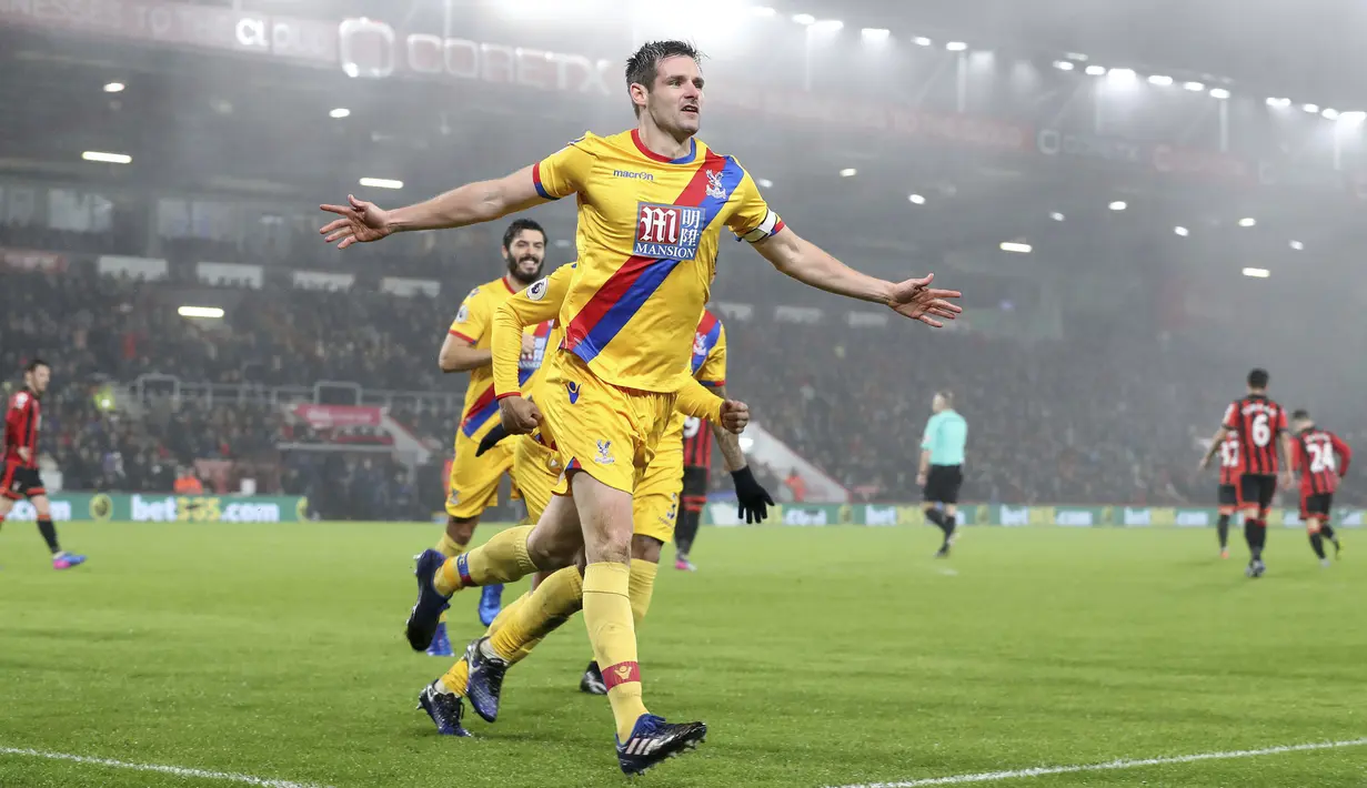 Kapten Crystal Palace, Scott Dann mencetak satu gol untuk kemenangan timnya atas AFC Bournemouth pada lanjutan Premier League pekan ke-23 di Vitality Stadium, Bournemouth (31/1/2017).  (Andrew Matthews/PA via AP)