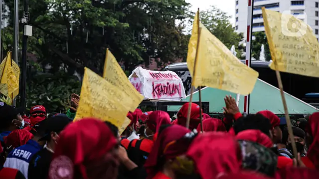 FOTO: Ratusan Buruh Geruduk Balai Kota DKI Jakarta