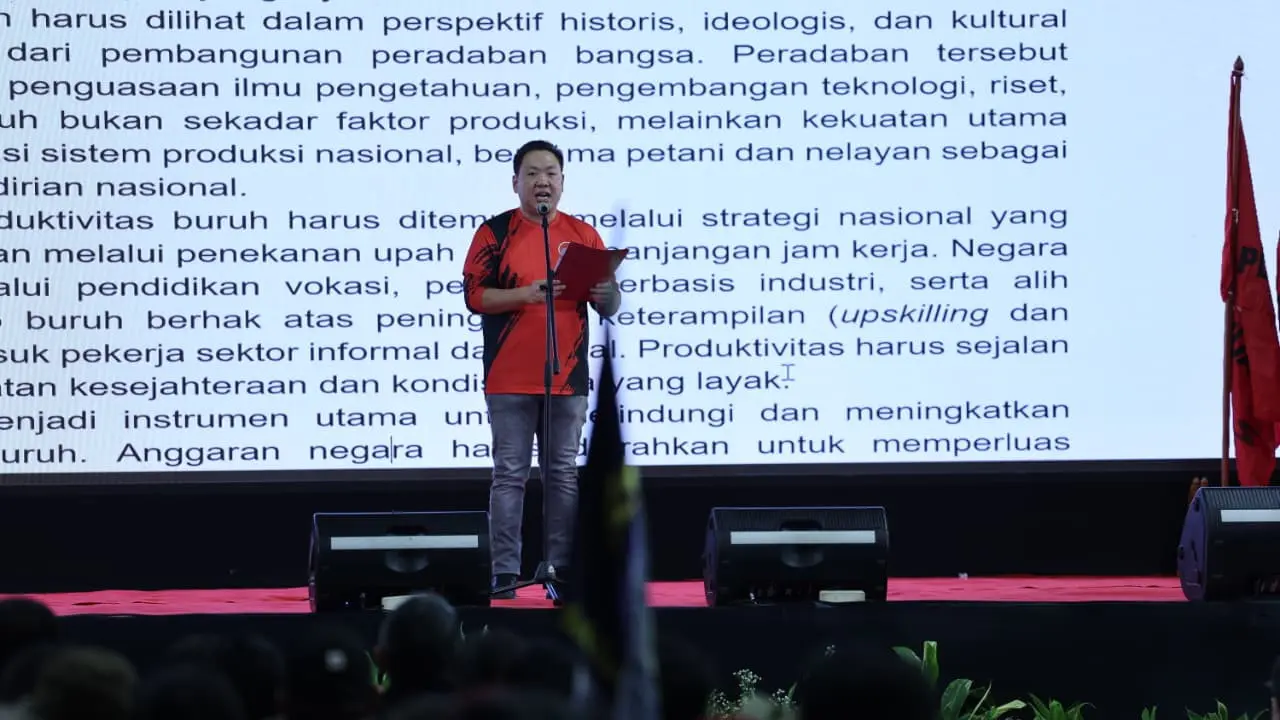 Ketua DPP PDI Perjuangan Bidang Jaminan Sosial Charles Honoris dalam peringatan Hari Buruh Internasional (May Day) 2026 yang digelar di GOR Otista, Jakarta Timur, Minggu (3/5/2026). (Liputan6.com/Lizsa Egeham)