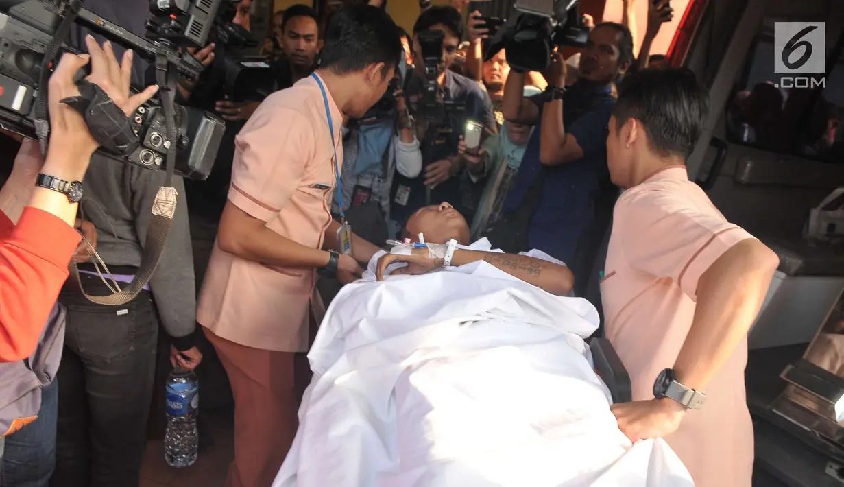 Petugas memindahkan pasien korban bom Kampung Melayu dari RS Premier ke RS Polri, Jakarta, Kamis (25/5). Pemindahan pasien dikarenakan alasan keamanan dan kelengkapan fasilitas medis. (Liputan6.com/Helmi Afandi)