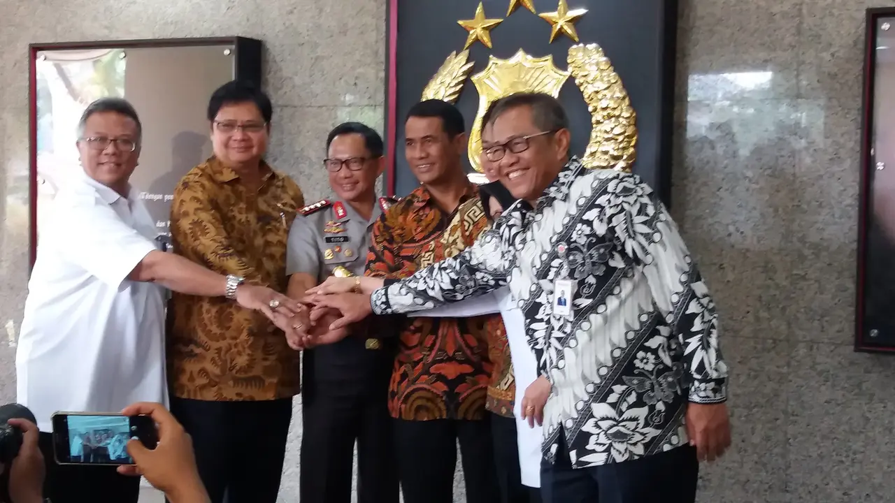 Kapolri Jenderal Tito Karnavian menggelar video conference dengan seluruh Kapolda di Mabes Polri, Jakarta.