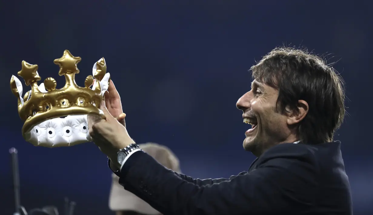 Pelatih Chelsea, Antonio Conte merayakan kemenangan dengan sebuah mahkota usai timnya melawan Watford pada laga Premier League di Stamford Bridge stadium, London, (15/5/2017). Chelsea menang 4-3. (AP/Matt Dunham)