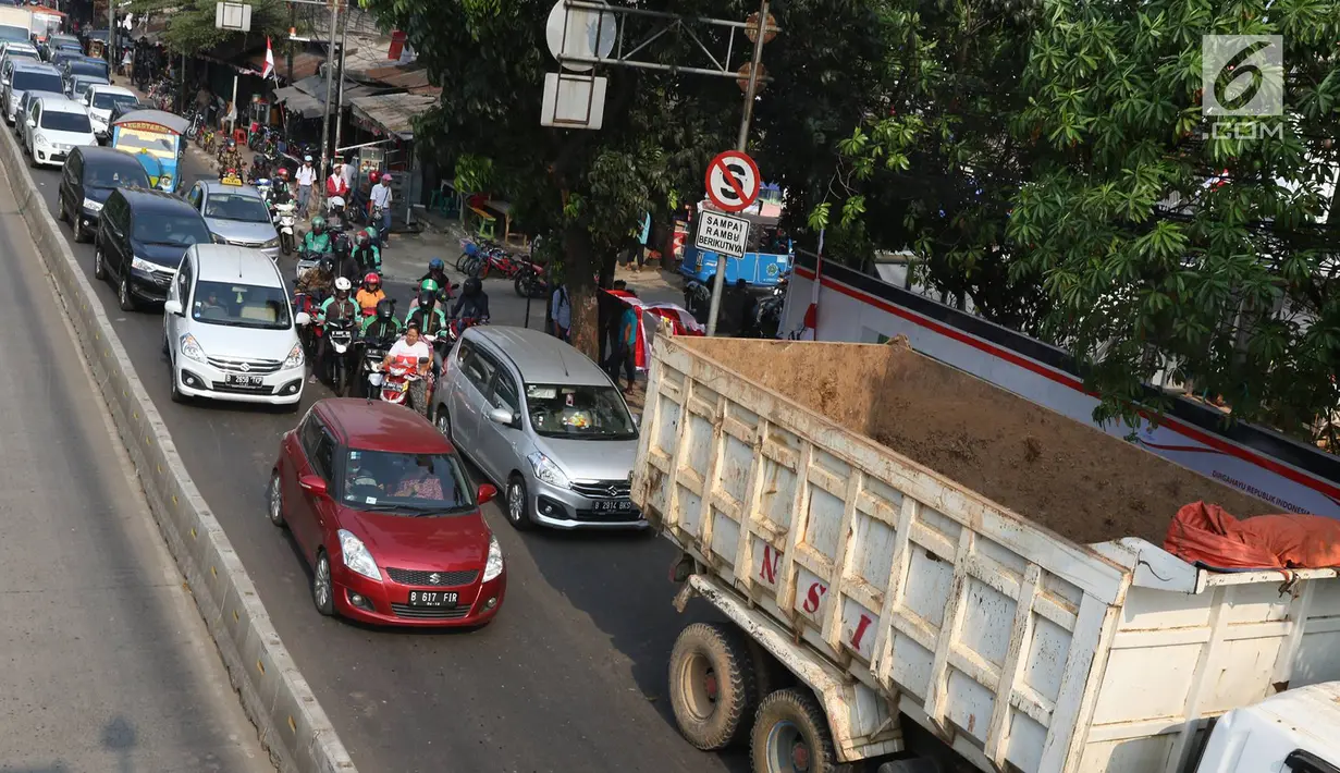 Kendaraan terjebak kemacetan di Jalan Sultan Agung, Jakarta, Selasa (8/8). Banyaknya truk proyek pembangunan Pasar Rumput menyebabkan kemacetan parah di kawasan tersebut karena parkir hingga menutup sebagian jalur. (Liputan6.com/Immanuel Antonius)