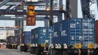 Aktivitas bongkar muat peti kemas di Pelabuhan Tanjung Priok, Jakarta, Jumat (25/5). Kenaikan impor dari 14,46 miliar dolar AS pada Maret 2018 menjadi 16,09 miliar dolar AS (month-to-month). (Liputan6.com/Angga Yuniar)