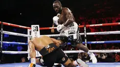 Terence Crawford (kanan) menjatuhkan Shawn Porter pada pertandingan tinju perebutan gelar juara dunia kelas welter WBO di Las Vegas, Amerika Serikat, 20 November 2021. Terence Crawford menang TKO pada ronde 10. (AP Photo/Chase Stevens)