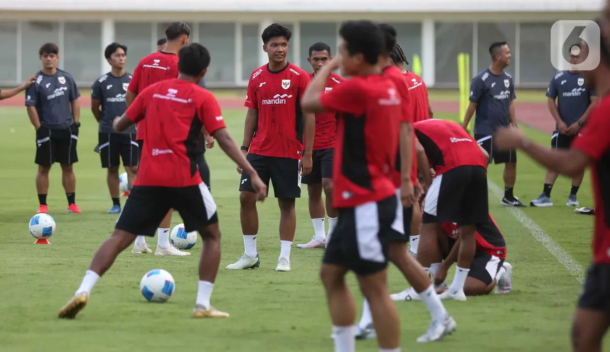 Para pemain masih terlihat beradaptasi dengan pola latihan karena mereka masih menjalani kompetisi. (Liputan6.com/Helmi Fithriansyah)