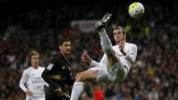 Gelandang serang Real Madrid, Gareth Bale, melakukan tendangan salto saat melawan Sevilla pada laga La Liga Spanyol di Stadion Santiago Bernabeu, Madrid, Minggu (20/3/2016). Madrid menang 4-0 atas Sevilla. (Reuters/Sergio Perez)