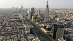 Pandangan udara menunjukkan jalan raya yang sepi karena pandemi COVID-19 pada hari pertama perayaan Idul Fitri di ibu kota Saudi, Riyadh, Senin (24/5/2020). Arab Saudi memberlakukan jam malam 24 jam selama lima hari libur Hari Raya Idul Fitri 1441 H, dari 23 Mei 2020. (FAISAL AL-NASSER/AFP)