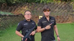 Kriss Hatta siap melakukan latihan menembak di kawasan Senayan bersama salah satu rekannya. (Foto: Instagram/@krisshatta07)
