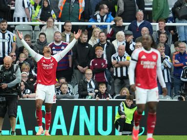 Pemain Arsenal, Gabriel Magalhaes, merayakan gol ke gawang Newcastle United pada lanjutan Liga Inggris di St James Park, Minggu (28/9/2025). (AP Photo/Jon Super)