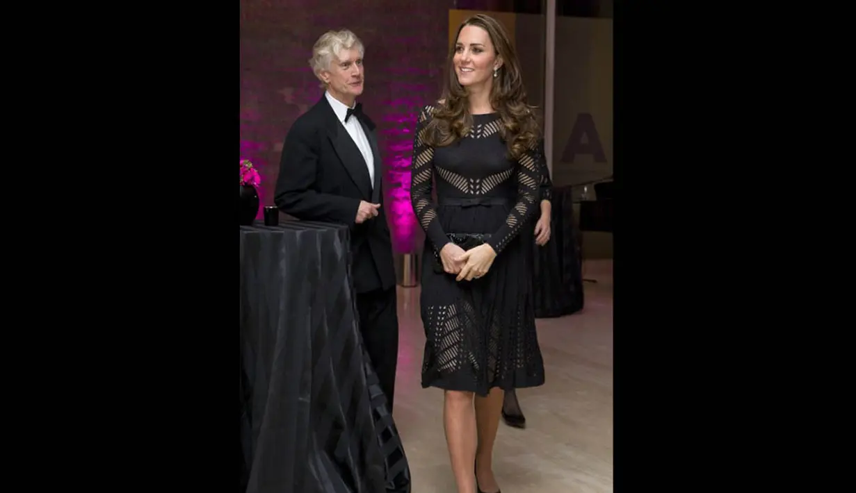 Kate Middleton tampil memukau di salah satu ajang amal di London, Inggris, (23/10/14). (AFP PHOTO/Justin Tallis)