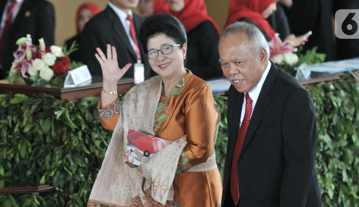 Menteri Pekerjaan Umum dan Perumahan Rakyat (PUPR), Basuki Hadimuljono dan Menteri Kesehatan, Nila F. Moeloek tiba menghadiri pelantikan Presiden dan Wapres 2019 di Gedung MPR/DPR/DPD RI, Senayan, Jakarta, Minggu (20/10/2019).  (merdeka.com/Iqbal S. Nugroho)