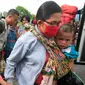 Sejumlah pengungsi eks anggota Gafatar tiba di Penampungan Youth Center, Sleman, Yogyakarta, Jumat (29/1). Mereka sebelumnya ditampung sementara di wisma Haji Donohudan, Boyolali untuk menjalani pendataan kependudukan (Foto: Boy Harjanto)