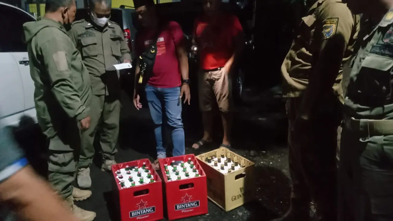 Botol miras disita satpol PP Probolinggo. (Istimewa)