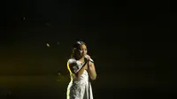 Setelah dinobatkan sebagai juara Indonesian Idol 2018, Maria Simorangkir juga mempersembahkan piala yang baru diperoleh untuk para penggemar yang selama ini selalu mendukungnya. (Nurwahyunan/Bintang.com)