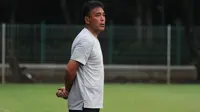 Pelatih Timnas Jepang U-19, Masanaga Kageyama melihat anak asuhannya bermain melawan Cilegon Fc di Lapangan ABC, GBK, Jakarta, Kamis (22/3/2018). Timnas Jepang U-19 menang 5-0 atas Cilegon FC. (Bola.com/Asprilla Dwi Adha)