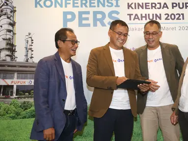 (ki-ka) Direktur Keuangan dan Umum PT Pupuk Kalimantan Timur (PKT) Qomaruzzaman, Direktur Utama Rahmad Pribadi, Direktur Operasi dan Produksi Hanggara Patrianta dan Senior Executive VP Business Support Meizar Effendi berbincang Kinerja PKT di tahun 2021, Jakarta (25/03/2022) (Liputan6.com/HO/PKT)