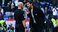 Pelatih kepala Lyon asal Portugal, Paulo Fonseca (kanan), berbicara dengan wasit Prancis Benoit Millot (kiri) selama pertandingan L1 Prancis antara Olympique Lyonnais (OL) dan Stade Brestois 29 (Brest) di Parc Olympique lyonnais di Decines-Charpieu, Prancis timur tengah pada 2 Maret 2025. (JEFF PACHOUD/AFP)