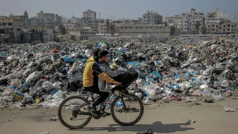 Krisis Kesehatan Hantui Kota Gaza akibat Penumpukan Limbah Sampah