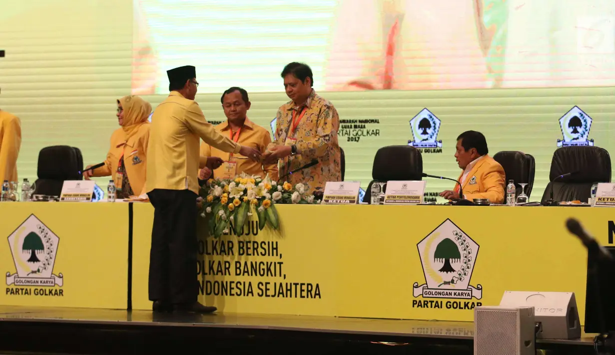 Ketum Partai Golkar, Airlangga Hartanto (kedua kanan) menerima dokumen dari pengurus Golkar saat sidang paripurna Munaslub Partai Golkar di Senayan, Jakarta ,Selasa (19/12). (Liputan6.com/Angga Yuniar)