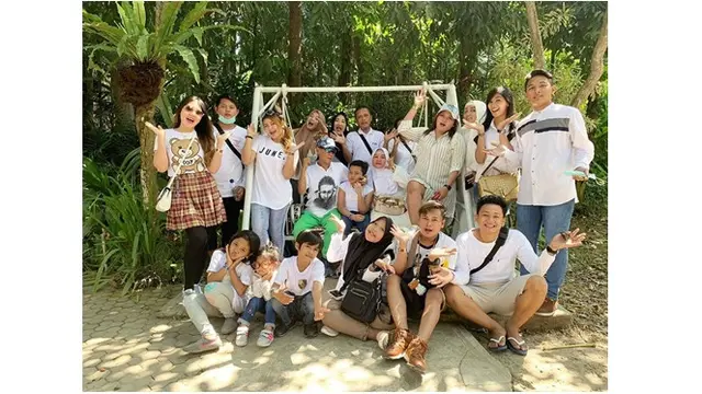 Memiliki Kegiatan Super Sibuk, Via Meluangkan Waktu Berlibur ke Bali Bersama Keluarganya