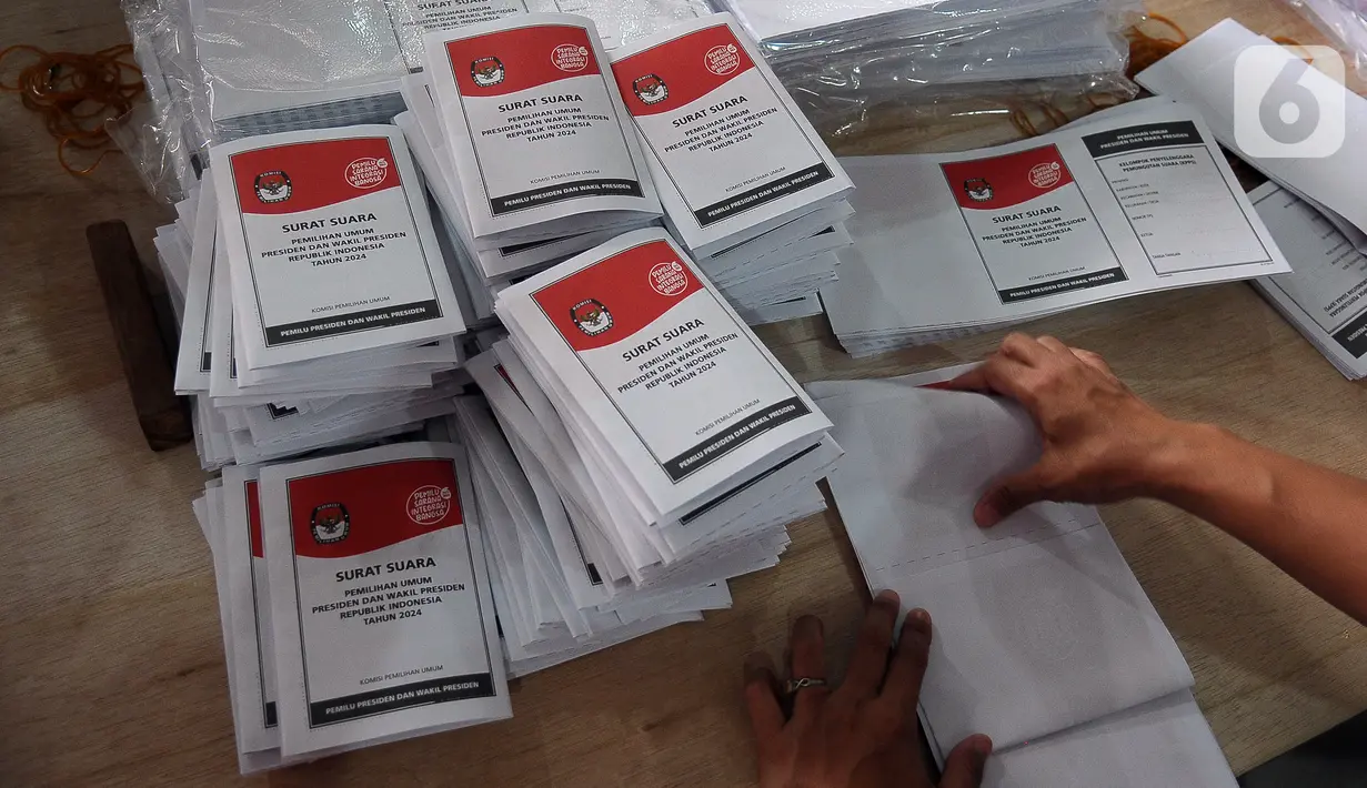 KPU Jakarta Timur melibatkan 300 orang pekerja pelipatan yang didominasi oleh emak-emak yang berprofesi sehari-hari sebagai ibu rumah tangga. (merdeka.com/Imam Buhori)
