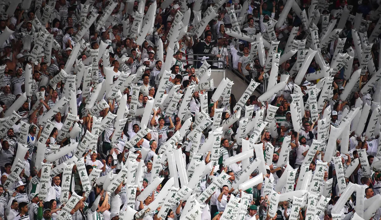 Suporter Palmeiras memberikan dukungan saat melawan Godoy Cruz pada laga Copa Libertadores di Stadion Allianz Parque, Sao Paulo, Selasa (30/7). Palmeiras lolos ke babak perempat final. (AFP/Nelson Almeida)