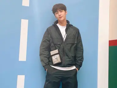 Penampilan Kim Seon Ho dalam unggahan akun Instagram pribadinya selalu mencuri perhatian netizen. Menggunakan kaos putih yang dipadukan dengan jaket serta celana training hitam, penampilannya terlihat santai namun menawan.(Liputan6.com/IG/@seonho__kim)
