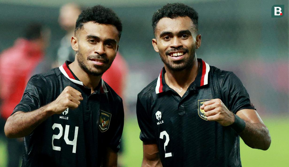 <p>Pemain Timnas Indonesia, Yance Sayuri dan Yakob Sayuri, foto bersama setelah melawan Burundi pada pertandingan kedua FIFA Matchday di Stadion Patriot Candrabhaga, Bekasi, Selasa (28/3/2023). Kedua tim bermain imbang 2-2. (Bola.com/M Iqbal Ichsan)</p>