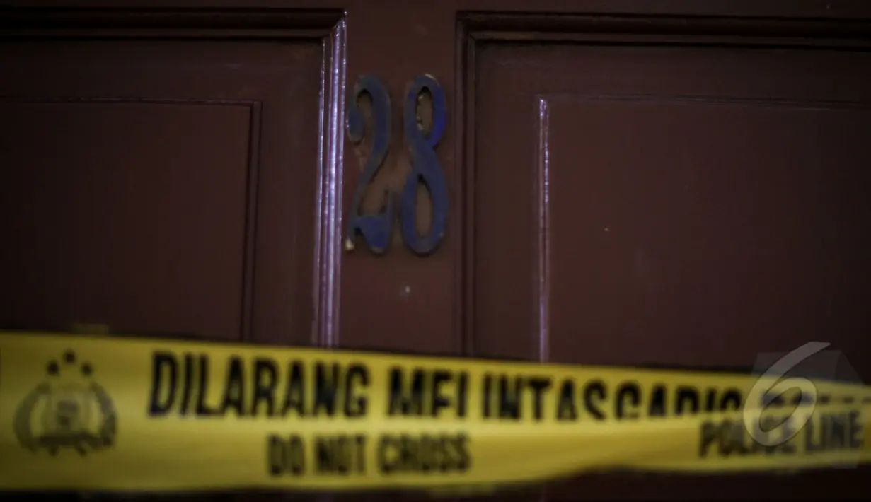 Pintu kamar kos tempat terbunuhnya Deudeuh Alfisahrin telah diberi garis polisi, Jakarta, Rabu (15/4/2015). Rumah kos Boarding House di kawasan Tebet tampak sepi pasca terbunuhnya Deudeuh. (Liputan6.com/Faizal Fanani)