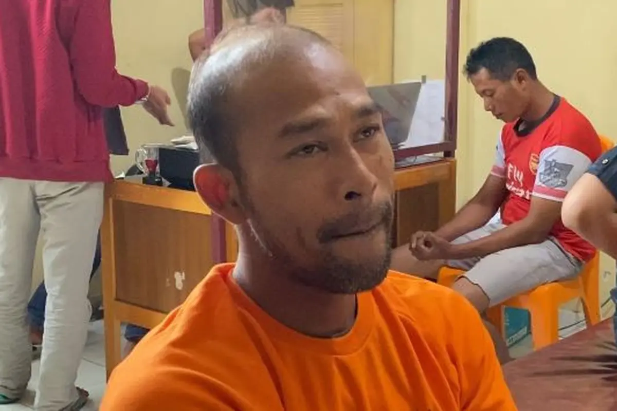 Tersangka pencuri celana dalam dan bra wanita di Pekanbaru untuk memenuhi hasrat seksualnya saat berada di Polsek Tampan.