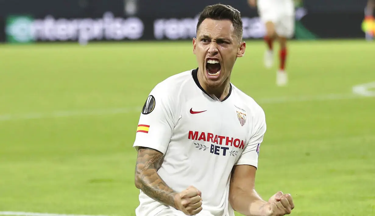 Pemain Sevilla, Lucas Ocampos, melakukan selebrasi usai mencetak gol ke gawang Wolverhampton Wanderers pada perempat final Liga Europa, Selasa (11/8/2020). Sevilla menang dengan skor 1-0. (Friedemann Vogel, Pool Photo via AP)