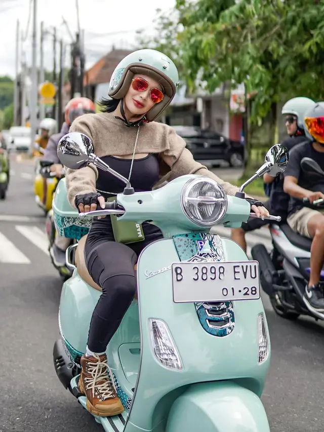 Wika Salim saat riding Vespa di Bali (Instagram/wikasalim)