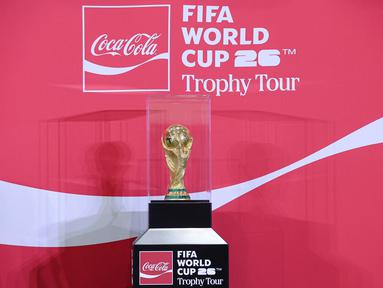 Trofi FIFA World Cup 2026 diperlihatkan kepada media saat Trophy Tour di Jakarta International Convention Center (JICC), Senayan, Jakarta, Kamis (22/1/2026). (Bola.com/ Abdul Aziz)