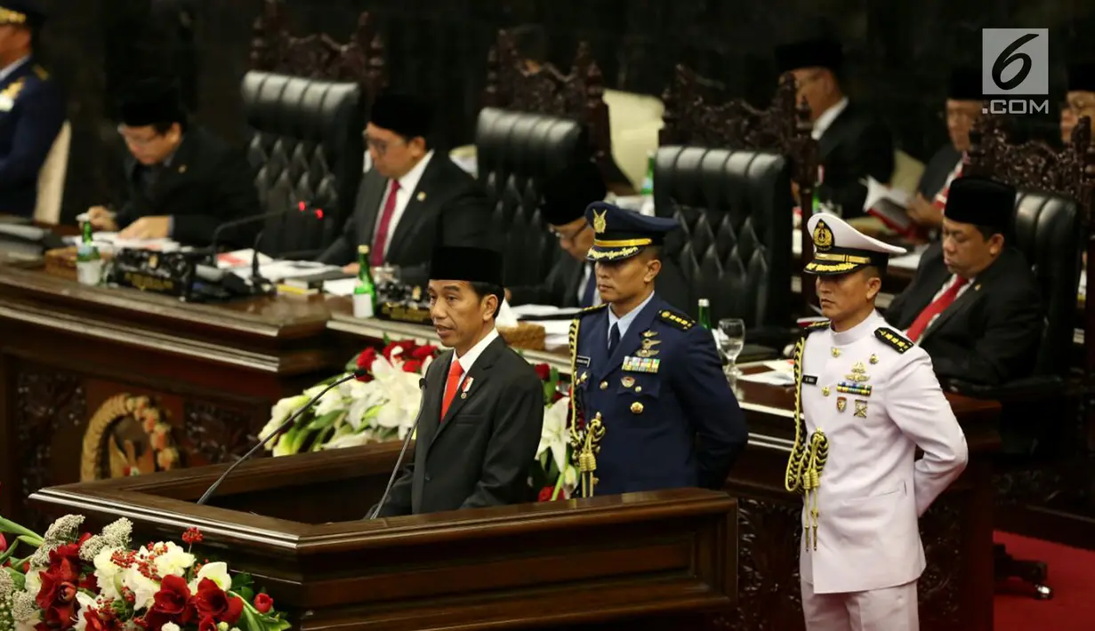 Presiden Joko Widodo (Jokowi) menyampaikan Pidato Kenegaraan dan RAPBN 2018 dalam Sidang Tahunan MPR-RI Tahun 2017 di Gedung Parlemen, Jakarta (16/8). (Liputan6.com/Johan Tallo)