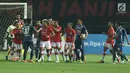 Pemain Persija dan Arema FC terlibat salah paham saat laga lanjutan Liga 1 Indonesia di Stadion Patriot Candrabhaga, Bekasi, Jumat (2/6). Persija unggul 2-0 atas Arema FC. (Liputan6.com/Helmi Fithriansyah)