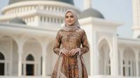 Model Baju Batik Syar&rsquo;i Sutra Kombinasi Brokat (created by AI)