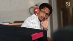 Anggota DPRD Kabupaten Bekasi Sulaeman menunggu panggilan penyidik saat akan menjalani pemeriksaan di Gedung KPK, Jakarta, Selasa (20/8/2019). Sulaeman diperiksa sebagai saksi untuk tersangka Sekda Jawa Barat Iwa Karniwa terkait dugaan suap pemberian izin proyek Meikarta. (merdeka.com/Dwi Narwoko)