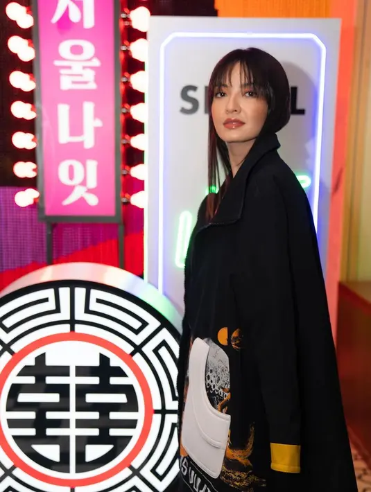 “Oomy is he Jaden Smith?,” komentar warganet. “Raline shah jadi bukti bahwa wanita Indonesia gak kalah cantik sama mereka,” timpal lainnya.  [Foto: IG/ralineshah].