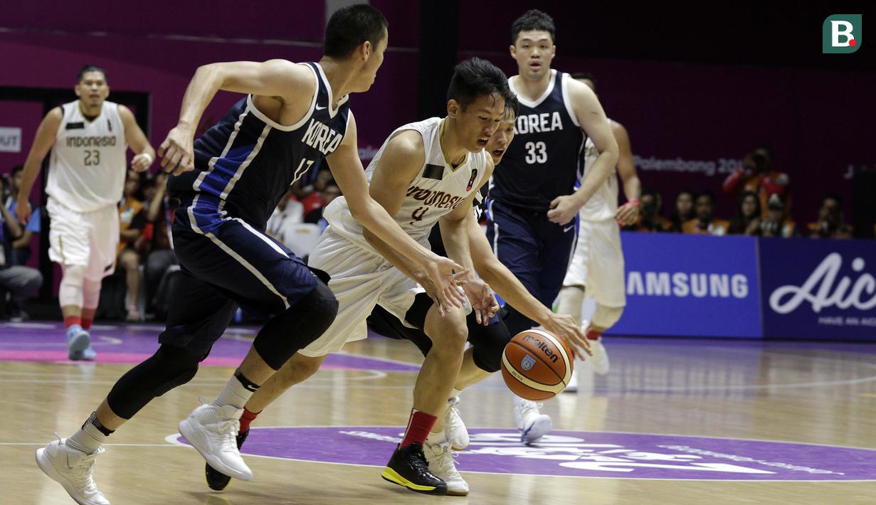 Pebasket Indonesia, Abraham Damar Grahita , berusaha melewati pebasket Korea Selatan pada laga Asian Games 2018 di Hall Basket GBK, Selasa (14/8/2018). (Bola.com/Peksi Cahyo)